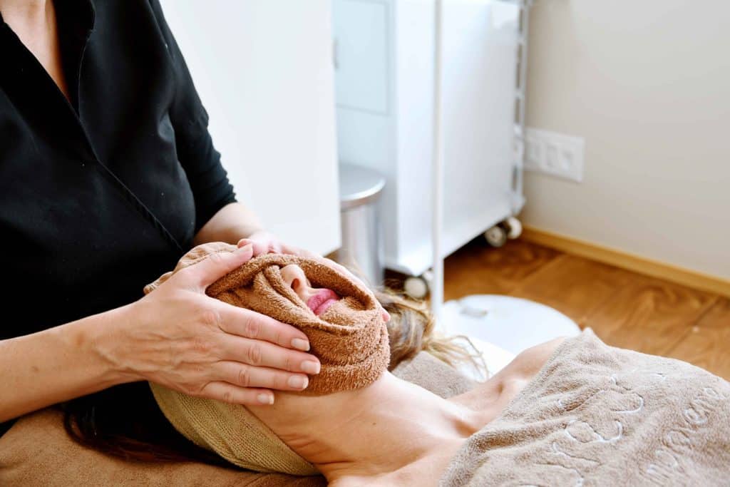 Sandra geeft een ontspannende gezichtsmassage aan een cliënte