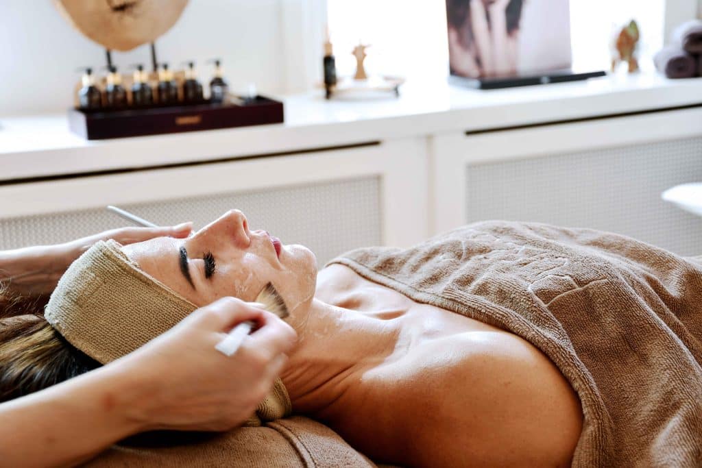Cliënte met haarband tijdens een gezichtsbehandeling bij PureSan
