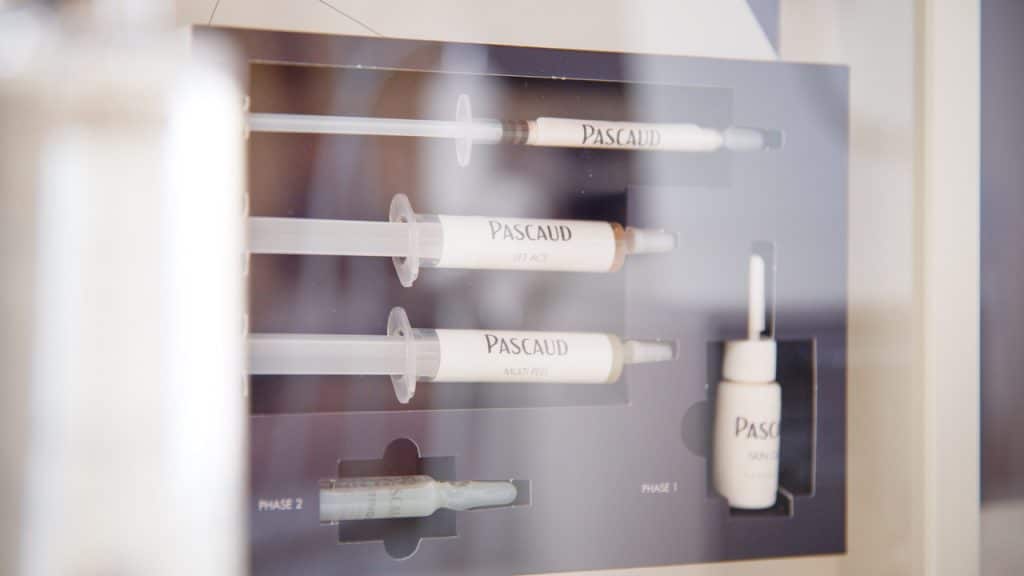 Serums van Pascaud uitgestald in de salon van PureSan