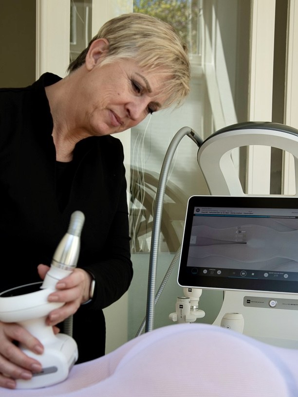 Sandra de Zeeuw geeft een LPG Endermologie-behandeling met de Cellu M6 Infinity, de cliënte draagt het LPG-pak